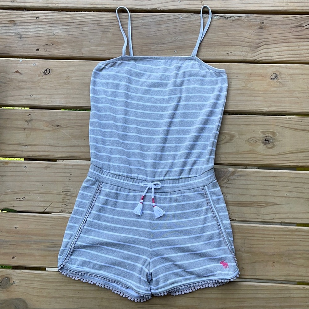 Abercrombie kids 15/16 grey white stripped romper